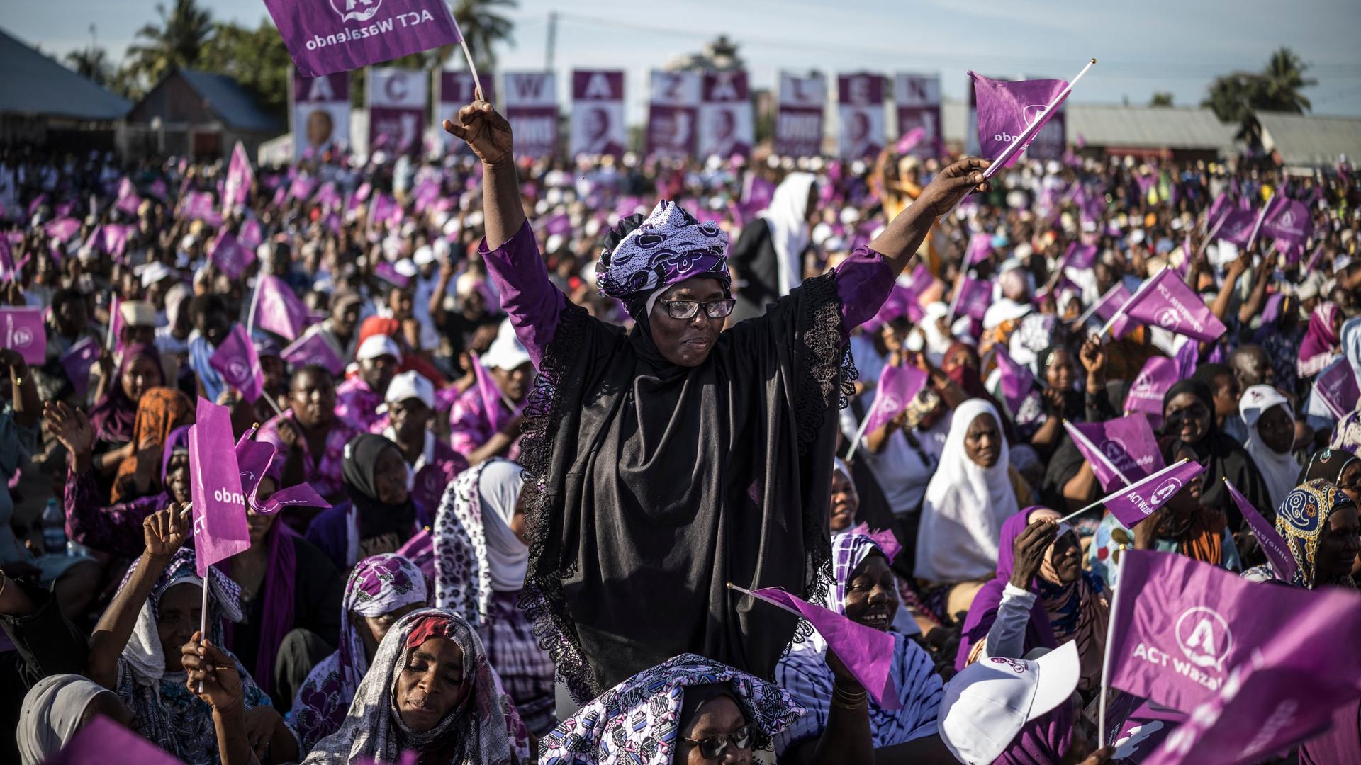 Menschenmenge bei der Abschlusskundgebung in Stone Town: Unterstützerinnen und Unterstützer von Othman Masoud Othman, dem Präsidentschaftskandidaten der Oppositionspartei ACT-Wazalendo, versammeln sich mit Transparenten und Fahnen.