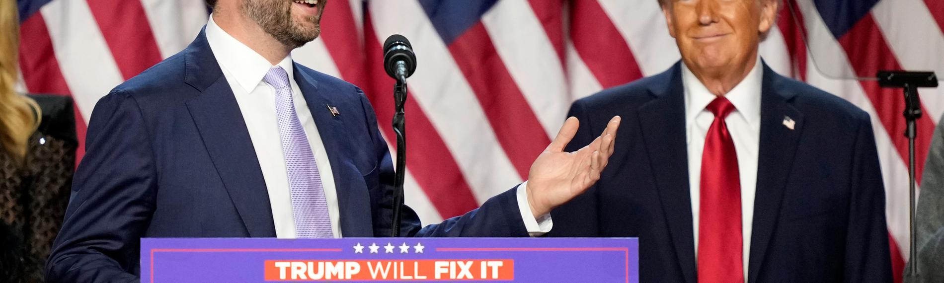 Donald Trump und JD Vance bei der Wahlparty im Palm Beach Convention Center, aufgenommen am 06.11.2024