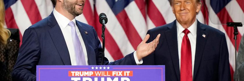 Donald Trump und JD Vance bei der Wahlparty im Palm Beach Convention Center, aufgenommen am 06.11.2024