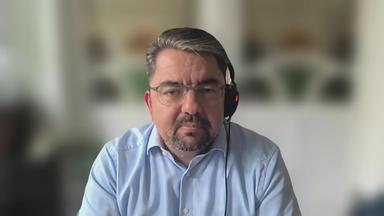 Politikwissenschaftler Thorsten Faas im Videocall. Er trägt ein blaues Hemd. Der Hintergrund ist unkennbar gemacht.