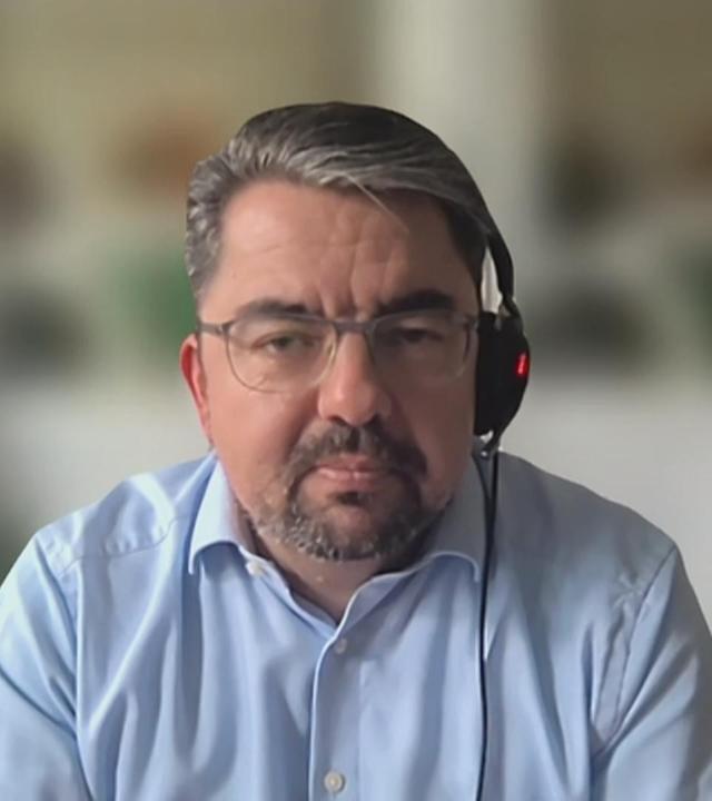 Politikwissenschaftler Thorsten Faas im Videocall. Er trägt ein blaues Hemd. Der Hintergrund ist unkennbar gemacht.