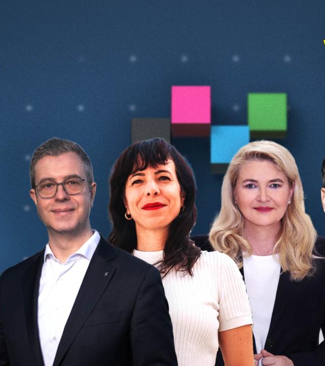 Berliner Spitzenkandidaten Stefan Evers (CDU), Elif Eralp (Linke), Werner Graf (Grüne) und Kristin Brinker (AfD) mit Würfeln in den Parteifarben und dem Wappen von Berlin.