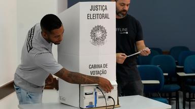 Koordinatoren des Wahllokals schließen am Samstag, dem 3. Oktober 2026, in Brasilia (Brasilien) die Einrichtung einer elektronischen Wahlmaschine in einem Wahllokal vor den für Sonntag angesetzten allgemeinen Wahlen ab.