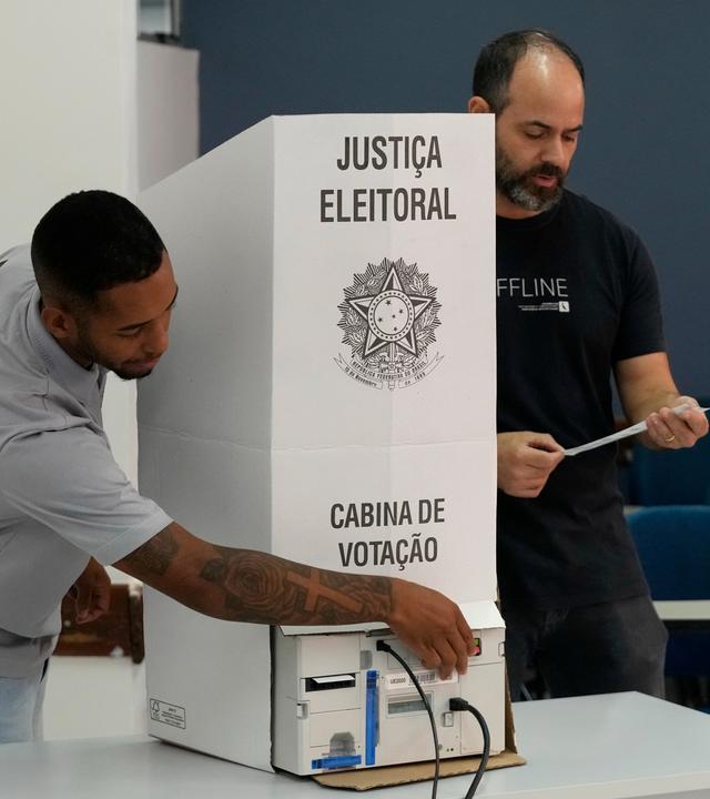Koordinatoren des Wahllokals schließen am Samstag, dem 3. Oktober 2026, in Brasilia (Brasilien) die Einrichtung einer elektronischen Wahlmaschine in einem Wahllokal vor den für Sonntag angesetzten allgemeinen Wahlen ab.
