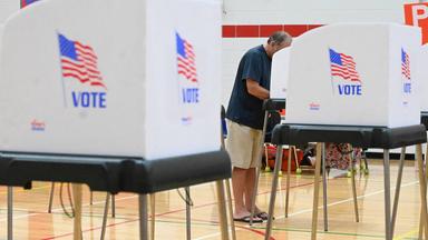 Ein Wähler steht an einer Wahlkabine, um an der vorzeitigen Stimmabgabe für die Vorwahlen in Maryland teilzunehmen. (Archiv)