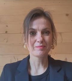 Dr. Melani Barlai im Interview per Videoanruf aus ihrem Büro dazugeschaltet.