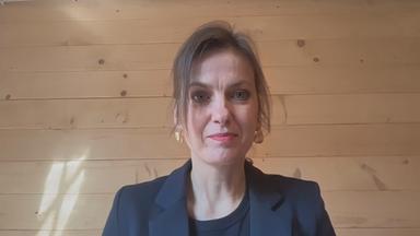 Dr. Melani Barlai im Interview per Videoanruf aus ihrem Büro dazugeschaltet.