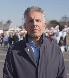 ZDF-Korrespondent Michael Bewerunge in Budapest auf dem Heldenplatz.
