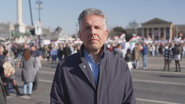 ZDF-Korrespondent Michael Bewerunge in Budapest auf dem Heldenplatz.