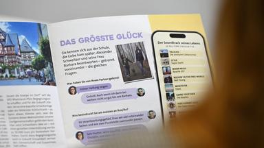 Eine Frau hält ein Magazin über den SPD-Spitzenkandidaten für die Landtagswahl in Rheinland-Pfalz in den Händen. 