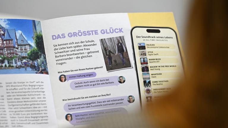 Eine Frau hält ein Magazin über den SPD-Spitzenkandidaten für die Landtagswahl in Rheinland-Pfalz in den Händen. 