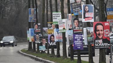 Eine Reihe von Wahlplakaten am Straßenrand