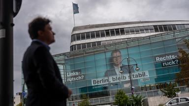 "Linksrutsch - Berlin, bleib stabil. - Rechtsruck?" steht auf einem Großplakat am Konrad Adenauer Haus, wo der CDU Bundesvorstand am 07.09.2026 getagt hat. 