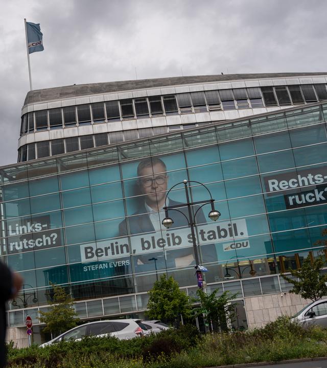 "Linksrutsch - Berlin, bleib stabil. - Rechtsruck?" steht auf einem Großplakat am Konrad Adenauer Haus, wo der CDU Bundesvorstand am 07.09.2026 getagt hat. 