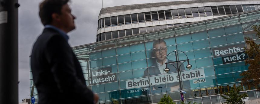 "Linksrutsch - Berlin, bleib stabil. - Rechtsruck?" steht auf einem Großplakat am Konrad Adenauer Haus, wo der CDU Bundesvorstand am 07.09.2026 getagt hat. 