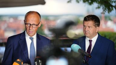 Sachsen-Anhalt, Quedlinburg: Bundeskanzler Friedrich Merz (CDU, l) und Sven Schulze (CDU), Ministerpräsident von Sachsen-Anhalt und Spitzenkandidat, geben bei einer Wahlkampfveranstaltung vor der Landtagswahl in Sachsen-Anhalt ein Statement ab.