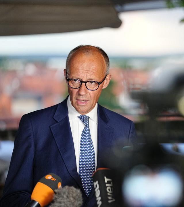 Sachsen-Anhalt, Quedlinburg: Bundeskanzler Friedrich Merz (CDU, l) und Sven Schulze (CDU), Ministerpräsident von Sachsen-Anhalt und Spitzenkandidat, geben bei einer Wahlkampfveranstaltung vor der Landtagswahl in Sachsen-Anhalt ein Statement ab.