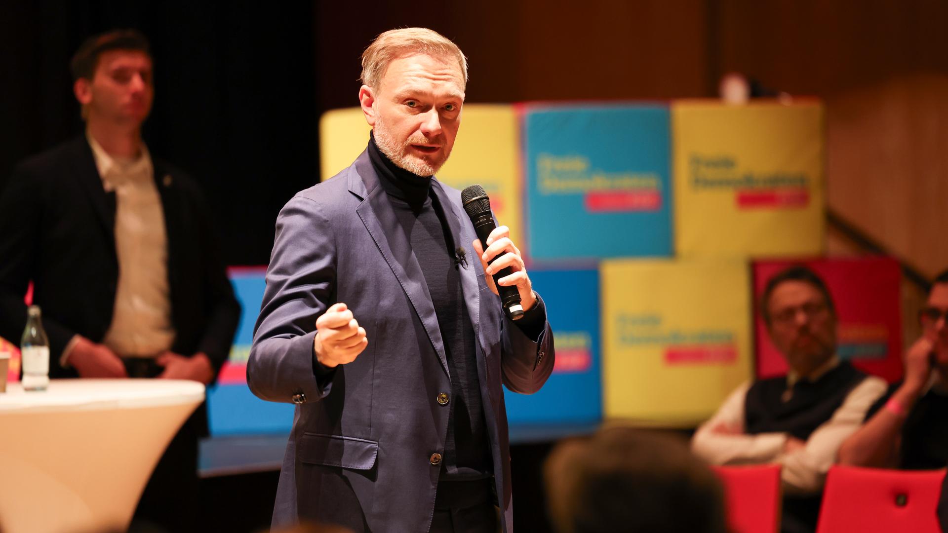 Christian Lindner, Bundesvorsitzender der FDP, spricht auf einer Wahlkampfverstaltung im Theater Rheydt.