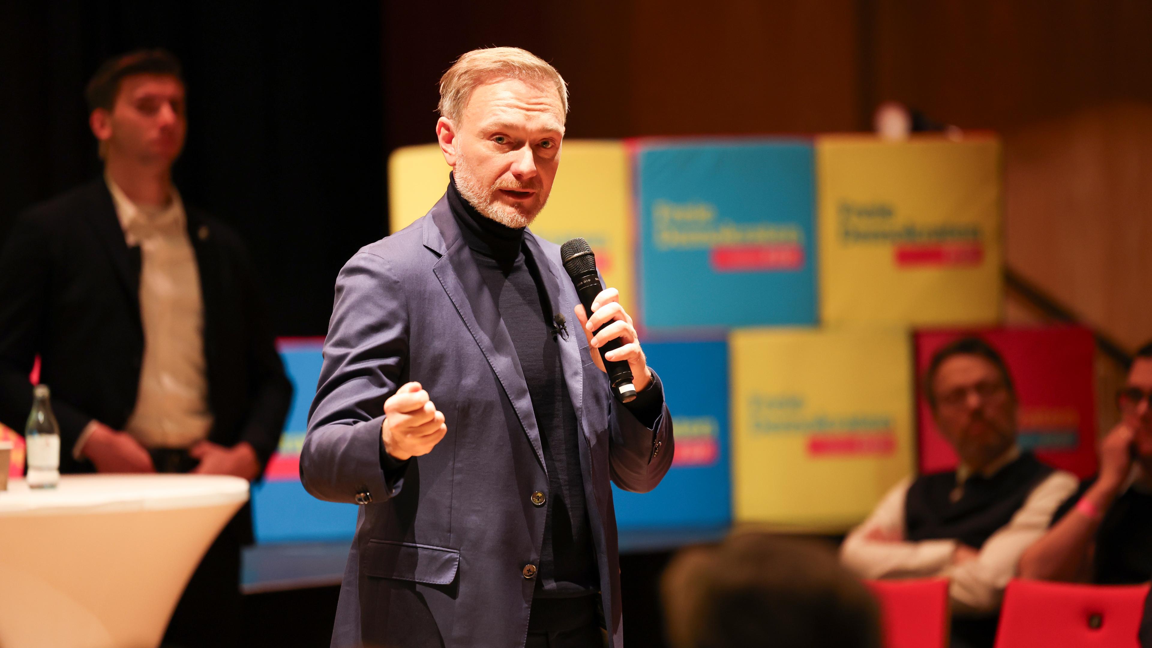Christian Lindner, Bundesvorsitzender der FDP, spricht auf einer Wahlkampfverstaltung im Theater Rheydt.