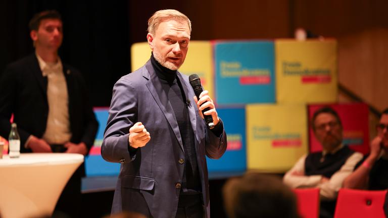 Christian Lindner, Bundesvorsitzender der FDP, spricht auf einer Wahlkampfverstaltung im Theater Rheydt.