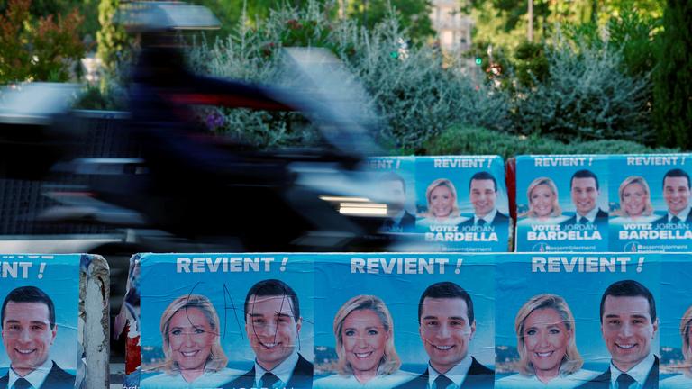 Europawahlplakate der französischen rechtsextremen Partei Rassemblement National mit Bildern ihrer Anführer Marine Le Pen und Jordan Bardella.