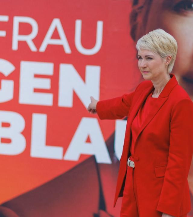SPD-Spitzenkandidatin Manuela Schwesig vor einem SPD-Wahlplakat mit der Aufschrift "Die Frau gegen Blau"