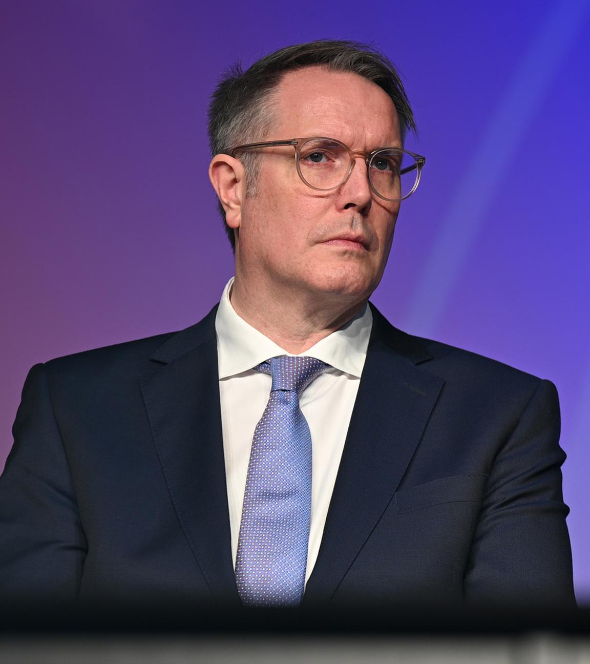 Die Spitzenkandidaten Alexander Schweitzer (SPD) und Gordon Schnieder (CDU) diskutieren bei einer Runde der Allgemeinen Zeitung im Bürgerhaus Lerchenberg in Mainz. vor Publikum!