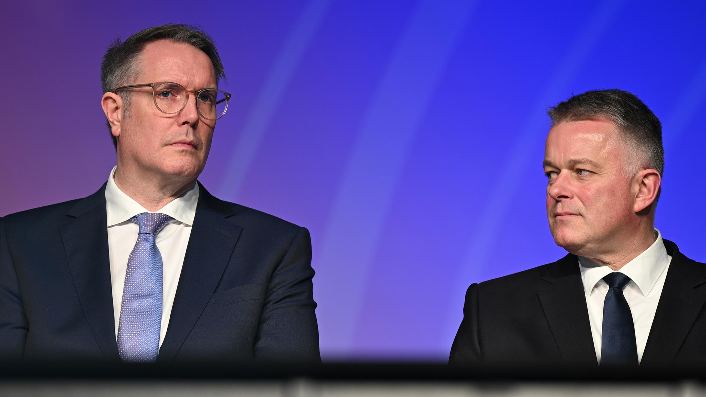 Die Spitzenkandidaten Alexander Schweitzer (SPD) und Gordon Schnieder (CDU) diskutieren bei einer Runde der Allgemeinen Zeitung im Bürgerhaus Lerchenberg in Mainz. vor Publikum!