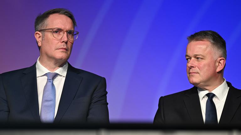 Die Spitzenkandidaten Alexander Schweitzer (SPD) und Gordon Schnieder (CDU) diskutieren bei einer Runde der Allgemeinen Zeitung im Bürgerhaus Lerchenberg in Mainz. vor Publikum!
