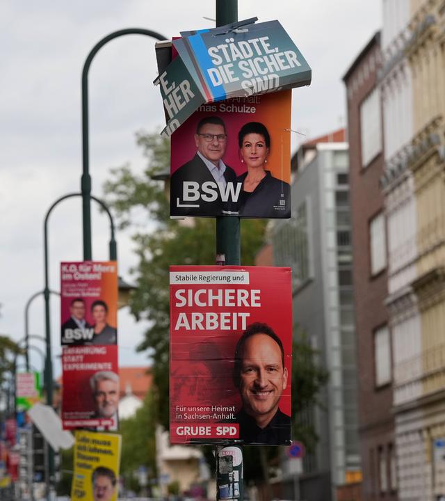 Wahlplakate in Madgdeburg an einer Laterne