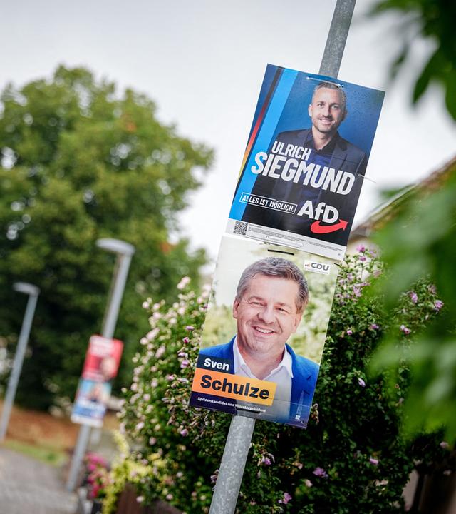 Sachsen-Anhalt, Rehsen: Wahlplakate für die Landtagswahl in Sachsen-Anhalt mit Ulrich Siegmund, Spitzenkandidat der AfD für die Landtagswahl in Sachsen-Anhalt, und Sven Schulze (CDU), Ministerpräsident von Sachsen-Anhalt, sind am Straßenrand der Ortschaft Rehsen zu sehen.