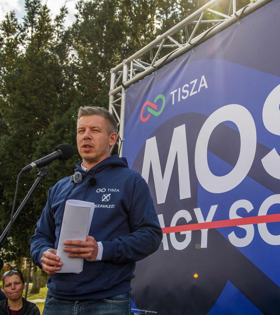 Der ungarische Oppositionsführer Peter Magyar spricht auf einer Wahlkampfveranstaltung auf einer Bühne.