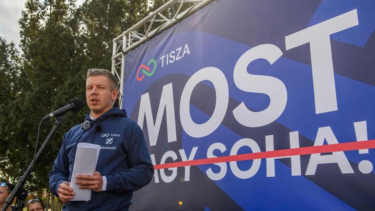 Der ungarische Oppositionsführer Peter Magyar spricht auf einer Wahlkampfveranstaltung auf einer Bühne.