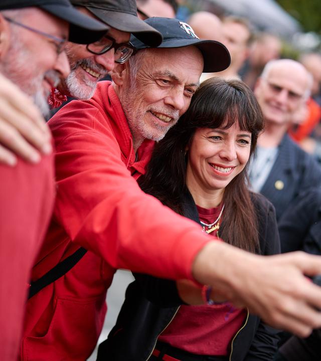 Elif Eralp, Spitzenkandidatin für Die Linke Berlin, beim Wahlkampfabschluss.