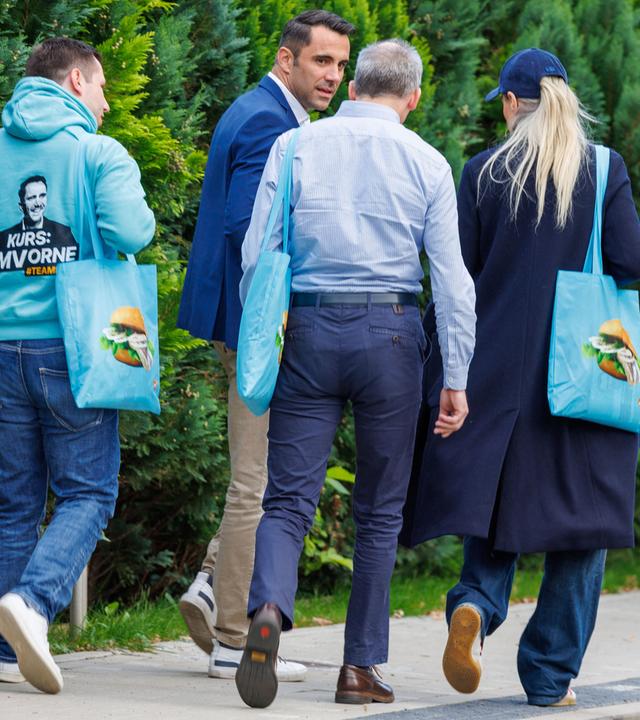 Daniel Peters, CDU-Landesvorsitzender und Spitzenkandidat seiner Partei, ist zum Wahlkampfabschluss vor der Wahl mit Helfern beim Haustürwahlkampf unterwegs. 