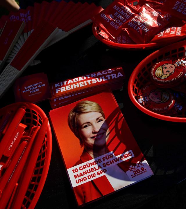 Wahlkampfmaterialien für Ministerpräsidentin Manuela Schwesig und die SPD bei einer Kundgebung in Schwerin.