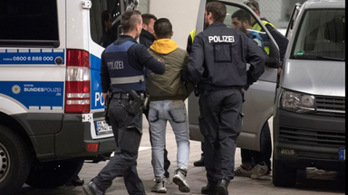 Polizisten führen einen Mann ab