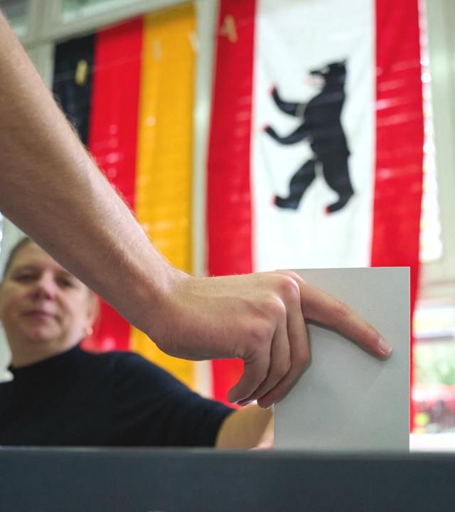 Eine Person wirft einen Stimmzettel im Wahllokal in einer Grundschule im Ortsteil Kladow, Berlin, am 20.09.2026 ein.