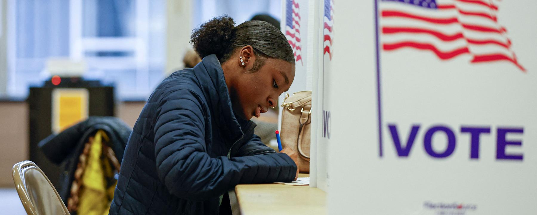 Eine Frau gibt ihre Stimme bei der vorzeitigen Stimmabgabe für die US-Präsidentschaftswahlen in einem Wahllokal der Ottawa Hills High School in Grand Rapids, Michigan, ab.