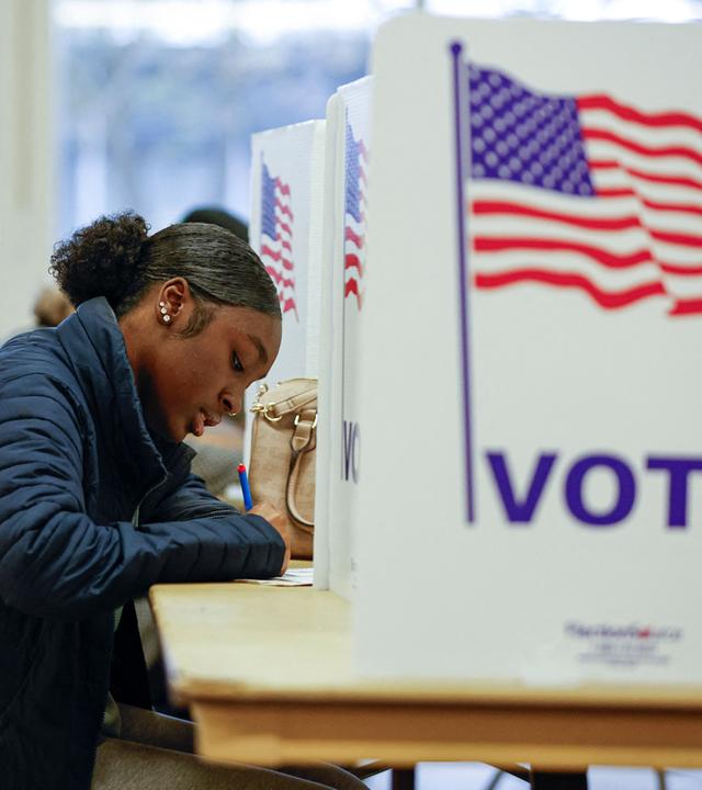 Eine Frau gibt ihre Stimme bei der vorzeitigen Stimmabgabe für die US-Präsidentschaftswahlen in einem Wahllokal der Ottawa Hills High School in Grand Rapids, Michigan, ab.