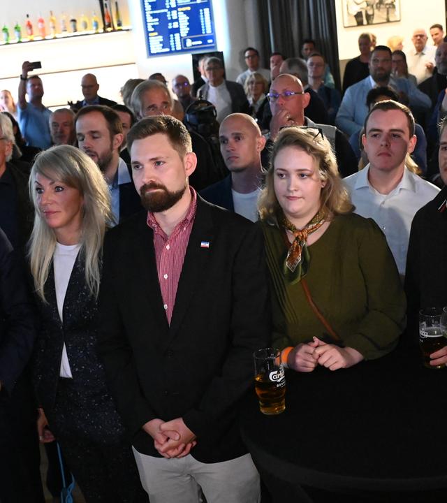 CDU-Anhänger reagieren betrübt auf die Prognose zur Landtagswahl in Mecklenburg-Vorpommern bei der Wahlparty im Tanzstudio Schlebusch.