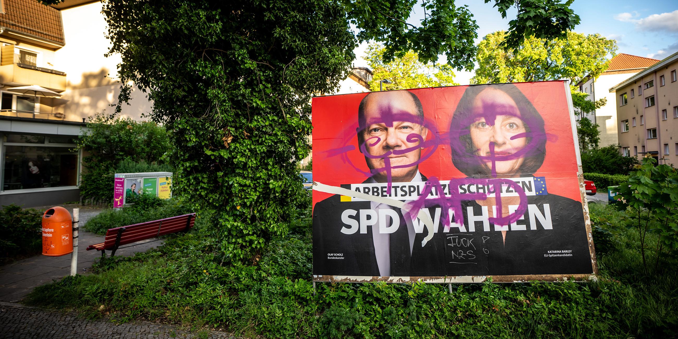 Wahlplakat überschmiert