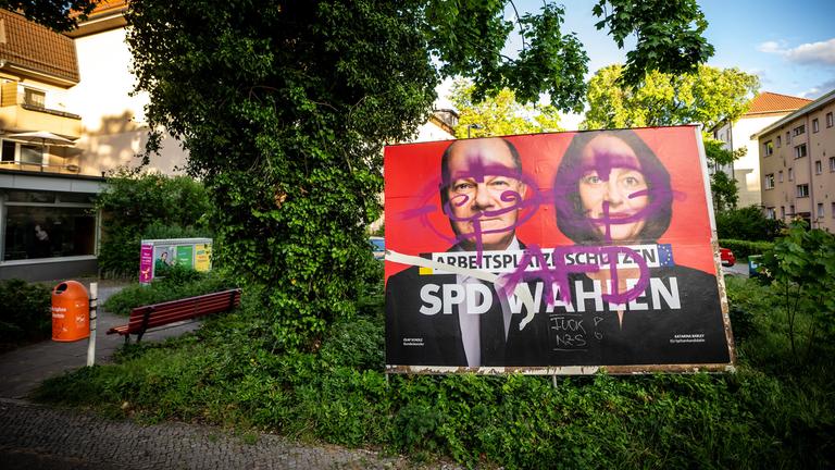 Wahlplakat überschmiert