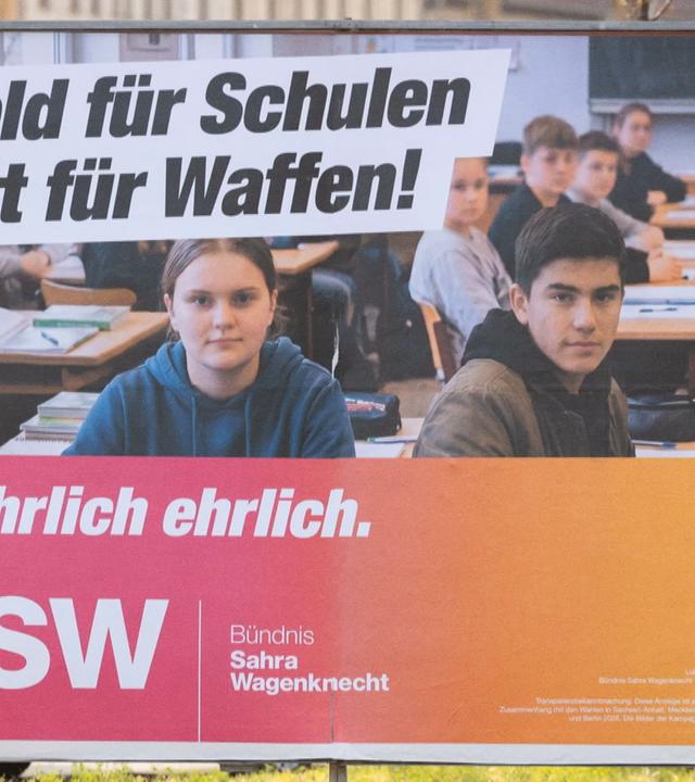 BSW-Wahlplakat mit der Aufschrift: "Geld für Schulen satt für Waffen!"