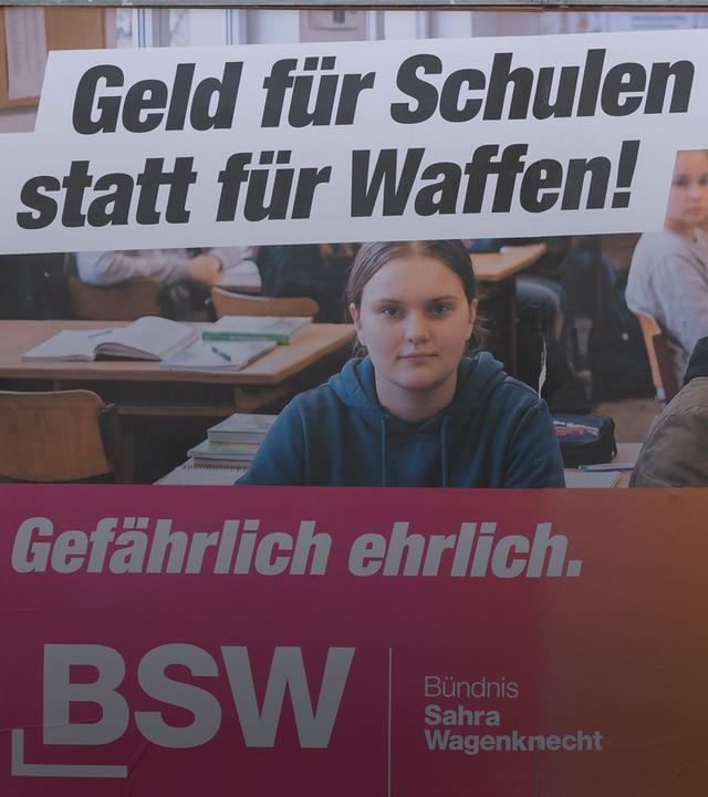 BSW-Wahlplakat mit der Aufschrift: "Geld für Schulen satt für Waffen!"