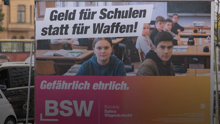 BSW-Wahlplakat mit der Aufschrift: "Geld für Schulen satt für Waffen!"