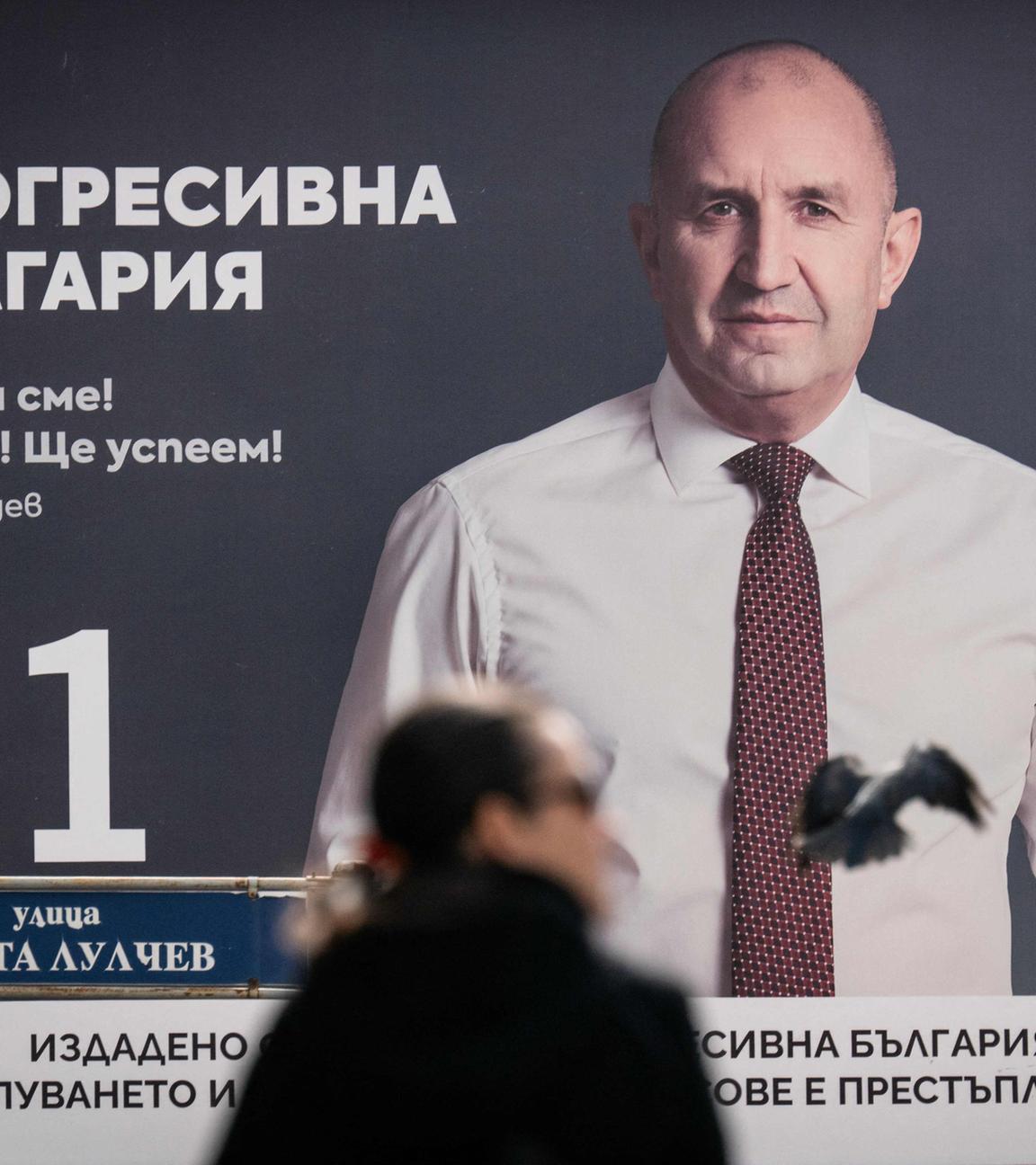 Wahlplakat des Vorsitzenden der Koalition „Progressives Bulgarien“ und ehemaligen Präsidenten Rumen Radev 
