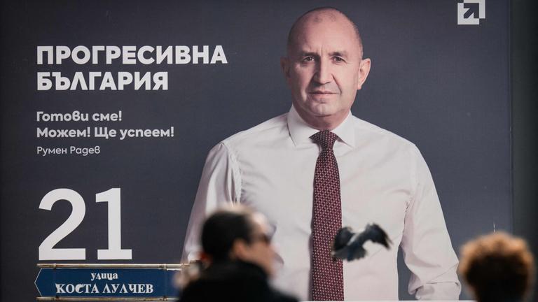 Wahlplakat des Vorsitzenden der Koalition „Progressives Bulgarien“ und ehemaligen Präsidenten Rumen Radev 
