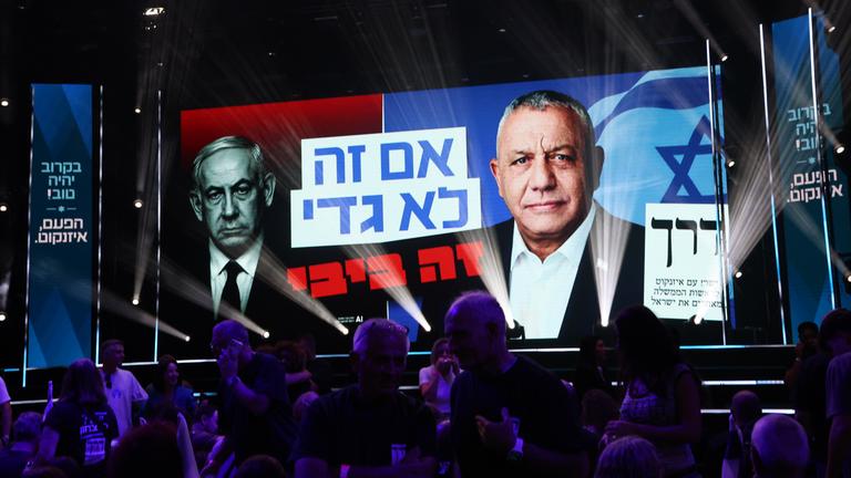 An einer Hauptstraße steht im Vorfeld der Parlamentswahlen eine Wahlplakatwand, auf der der israelische Ministerpräsident Netanjahu (l) und der Vorsitzende der Jaschar-Partei, Eisenkot, abgebildet sind.
