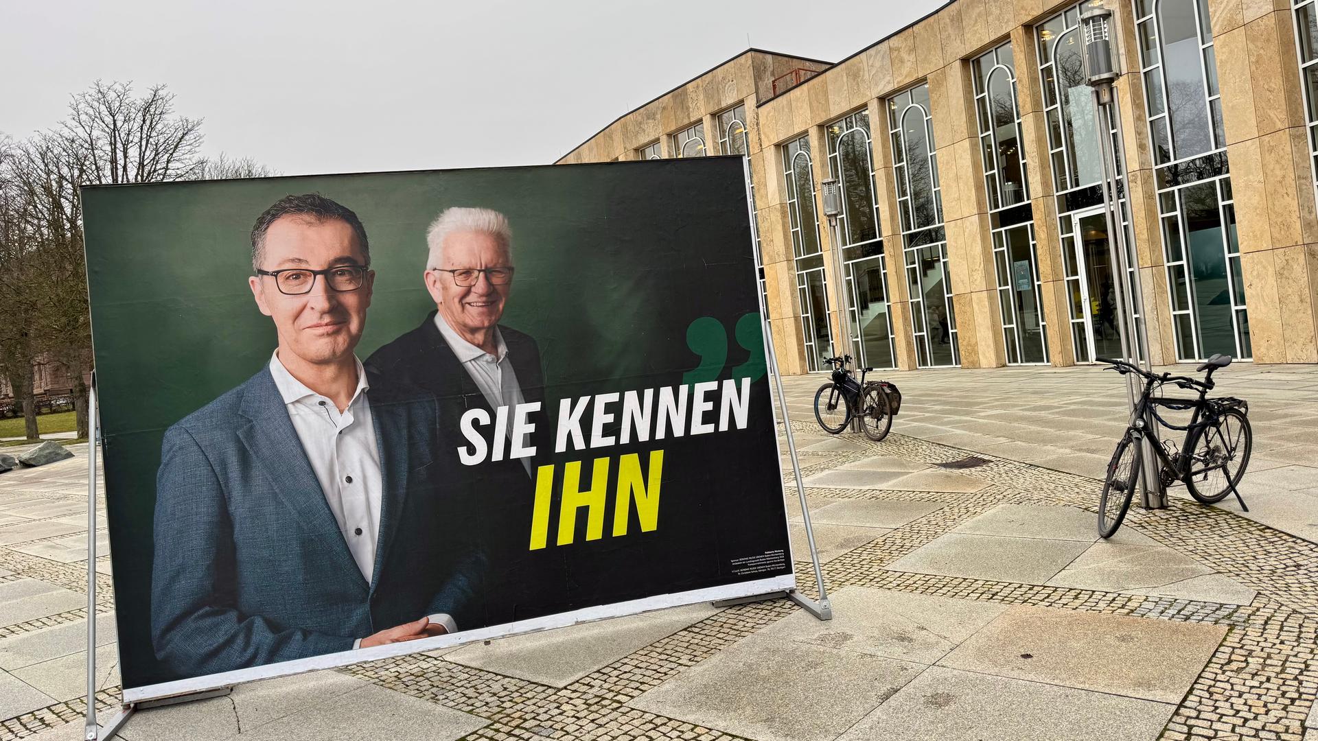 Ein Wahlplakat der Grünen vor dem Landesparteitag in Ludwigsburg. Auf dem Plakat sind Cem Özdemir und Winfried Kretschmann zu sehen.